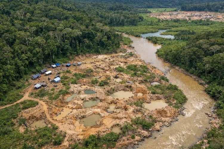 Illegal mining detection and compliance monitoring using satellite surveillance and AI change detection